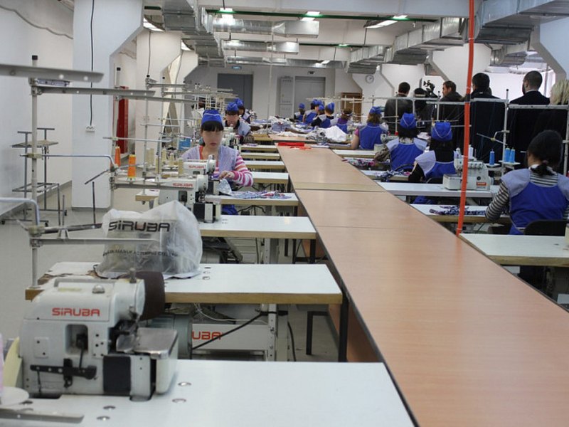 Công nhân may công nghiệp, có xe đưa đón
