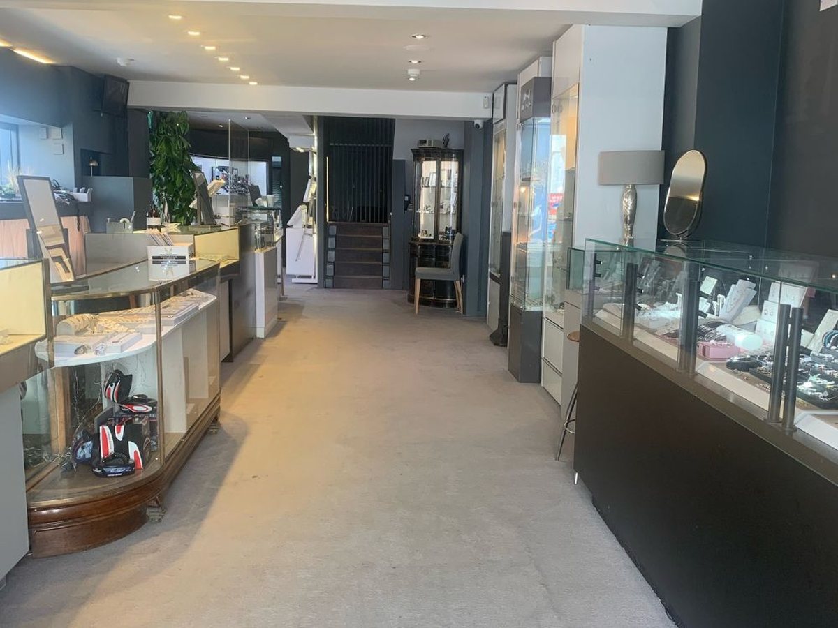 Cho thuê văn phòng 90m² mặt phố Thái Hà, có thang máy