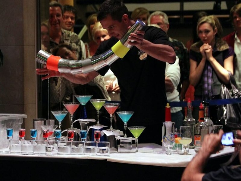 Bartender quầy bar khách sạn