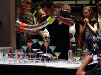 Bartender quầy bar khách sạn