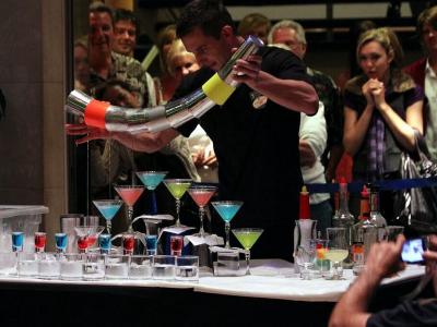 Bartender quầy bar khách sạn