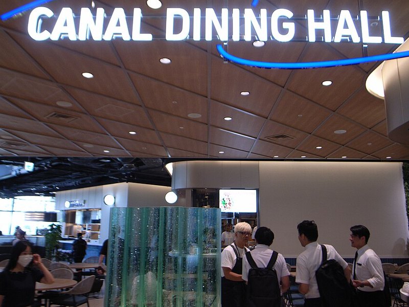 Phục vụ bàn nhà hàng ca tối