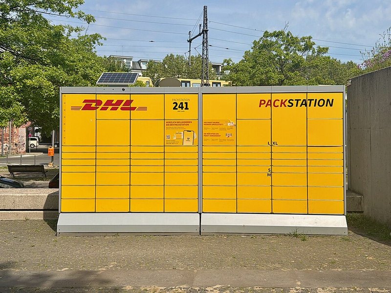 Giao hàng tạp hoá quanh phố cổ
